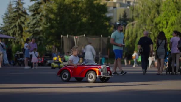 Seorang Anak Bermain Dengan Mobil Mainan Seorang Gadis Kecil Duduk — Stok Video