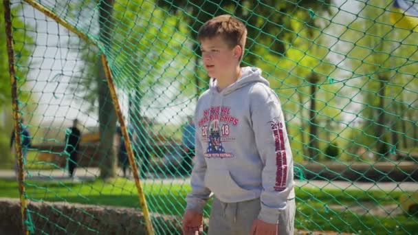 Молодіжний Футболіст Зосереджений Готовий Полі — стокове відео