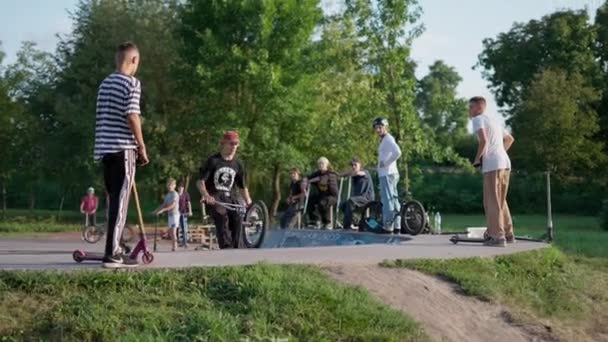 Велосипедист Bmx Виконує Трюк Глядачами Місцевому Скейтпарку — стокове відео