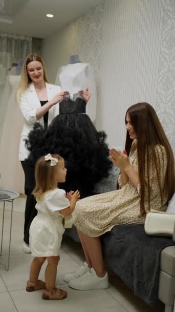 Une Réaction Joyeuse Une Robe Noire Fille Fleur Style Tutu — Video