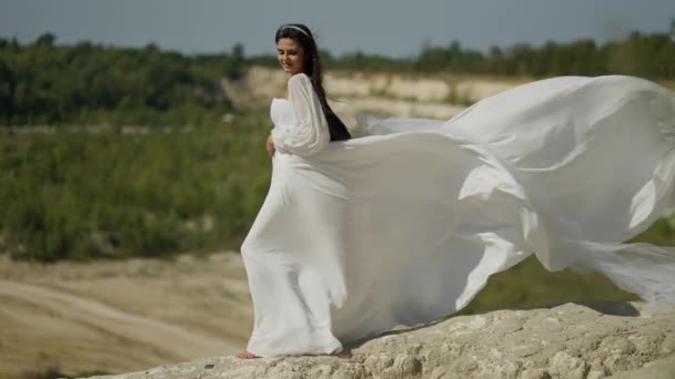 Klippa Ovanför Ett Stenbrott Dansar Brudklänning Med Vinden Hennes Balanserade — Stockvideo