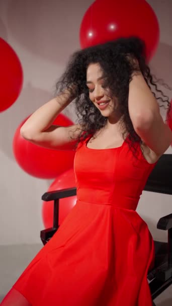 Promienna Schumann Czerwonej Sukience Radością Rzuca Włosami Spogląda Wśród Czerwonych — Wideo stockowe