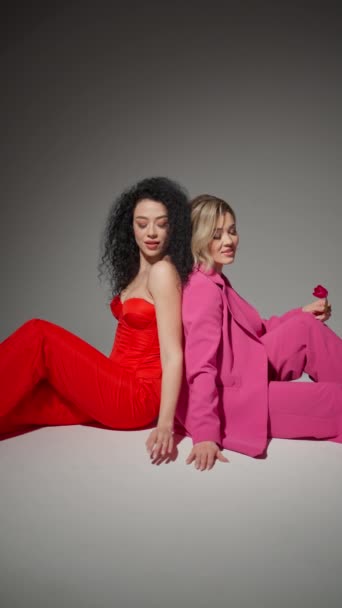 Zwei Freunde Roten Und Rosafarbenen Outfits Halten Händchen Und Teilen — Stockvideo
