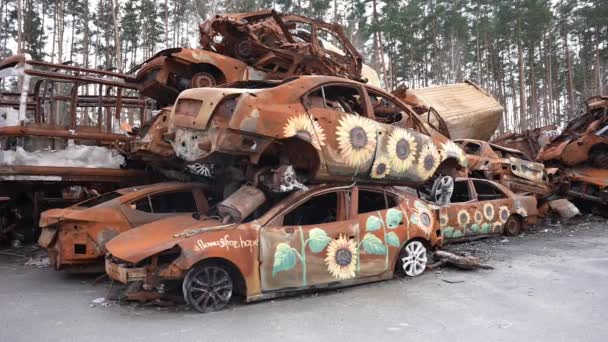 被战争摧毁的生锈的民用汽车 — 图库视频影像