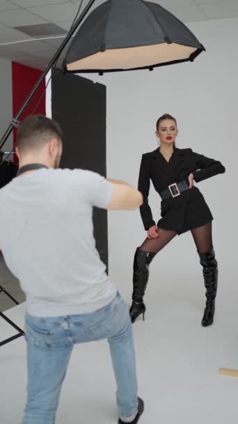 Scene Fashion Shoot Model Striking Assertive Pose Studio Lights Photographer — Stock Video
