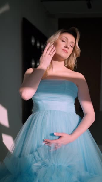 Απαλή Γυναίκα Κομψό Ντύσιμο Μπλε Τούλι Φόρεμα Αγγίζοντας Σγουρά Μαλλιά — Αρχείο Βίντεο