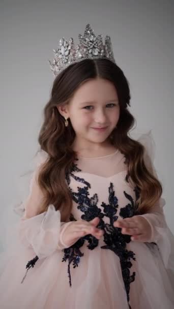Παιδί Τους Αντίχειρες Ψηλά Είναι Χαρούμενο Ροζ Φόρεμα — Αρχείο Βίντεο