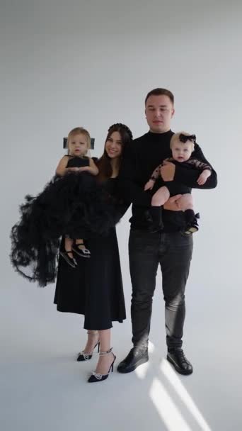 Família Amorosa Vestida Preto Compartilhando Momento Alegria — Vídeo de Stock