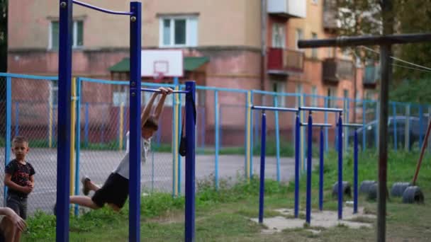 Kinder Spielen Auf Horizontalen Stangen Auf Einem Spielplatz Freien — Stockvideo