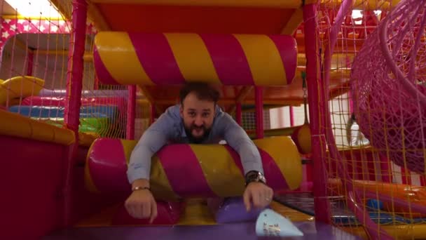 Dorosły Wesoły Mężczyzna Bawiący Się Centrum Zabaw Dla Dzieci — Wideo stockowe