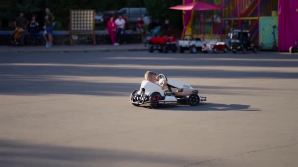 Kleines Kind Fährt Der Abenddämmerung Auf Parkweg Mit Tretkart — Stockvideo