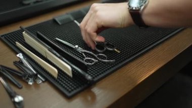 Profesyonel bir berber seti. Güzelce dokulu bir tepsiye yerleştirilmiş..