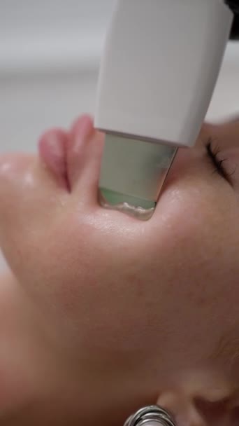 Anvendelse Ultralyd Scrubber Til Facial Udrensning Ultralyd Ansigtsrensning Hos Kosmetolog – Stock-video
