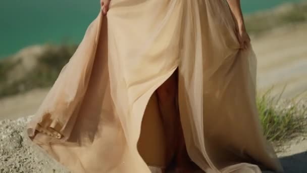 Спонтанным Поворотом Веселая Женщина Бежевом Платье Находит Свое Блаженство Вдоль — стоковое видео