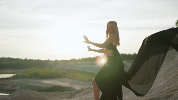 优雅的舞女 秀发飘逸 穿着黑色衣服 在日落时塑造了动人的形象 — 图库视频影像