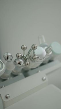 Bir güzellik kliniğinde çeşitli el aletleri ile donatılmış estetik tedaviler için profesyonel çok işlevli makine..