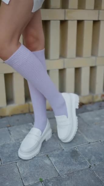 Jonge Vrouw Lavendel Knie Hoge Sokken Gecombineerd Met Stijlvolle Witte — Stockvideo