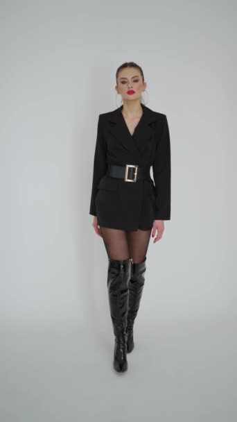Model Představuje Odvážnou Módní Volbu Černými Sako Šaty Zvýrazněné Elegantním — Stock video