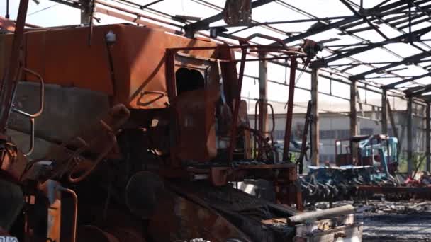 Metallsplitter Und Maschinen Liegen Einem Chaotischen Haufen Unter Dem Grellen — Stockvideo