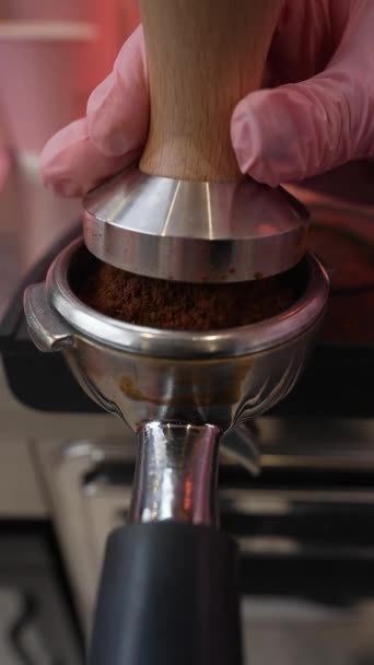 Процесс Приготовления Варки Ароматного Кофе Крупный План Рук Делающих Кофе — стоковое видео