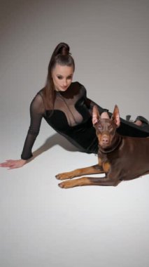 Bun stili saç modeli, parlak uzayda Doberman ile aynı seviyede..