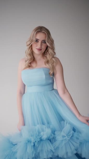 Delikatny Moment Jest Otoczony Delikatnym Zasłonięciem Pastelowej Niebieskiej Sukienki Tiulu — Wideo stockowe