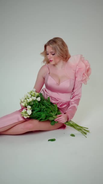Отражающий Момент Блондинка Рассматривает Букет Розовое Платье Соответствующее Огромному Цветку — стоковое видео