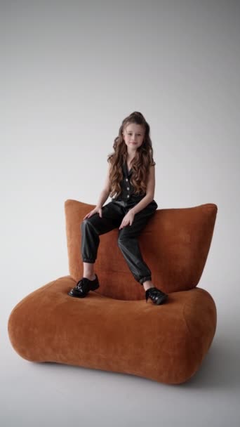 Młody Model Kręconymi Włosami Czerni Myśli Siedząc Dużym Aksamitnym Krześle — Wideo stockowe