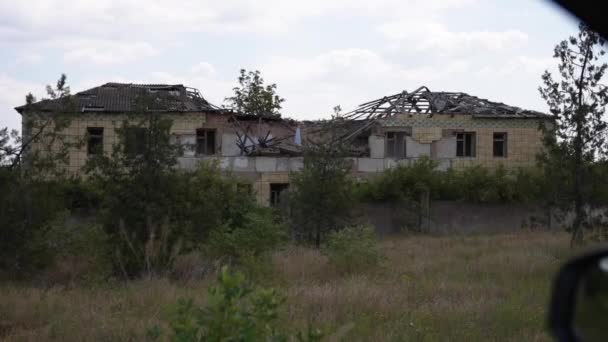 崩壊した屋根と 植生で育った放棄された家の壊れた窓 — ストック動画