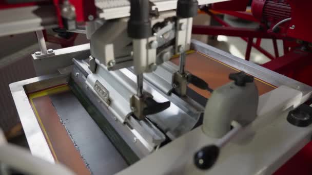 Una Impresora Pantalla Utiliza Una Escobilla Para Imprimir Tinta Plastisol — Vídeos de Stock