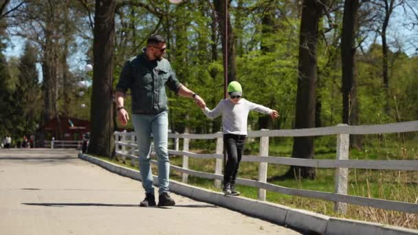 Ευτυχισμένη Οικογένεια Παιδί Περπατάει Τον Πατέρα Του Ένα Πικνίκ Στο — Αρχείο Βίντεο