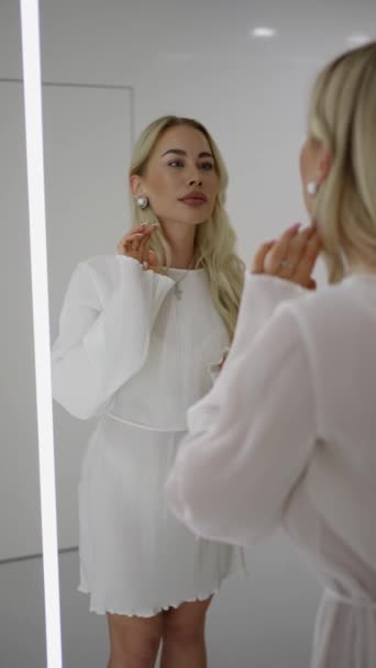 Şık Beyaz Elbiseli Bir Kadın Beyaz Giyen Zarif Kadın Güzellik — Stok video
