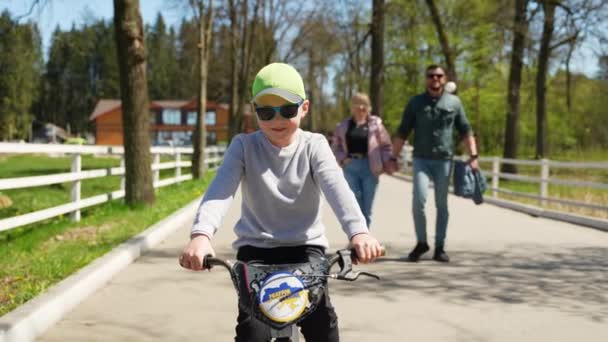Petit Garçon Fait Vélo Par Une Journée Ensoleillée Avec Ses — Video