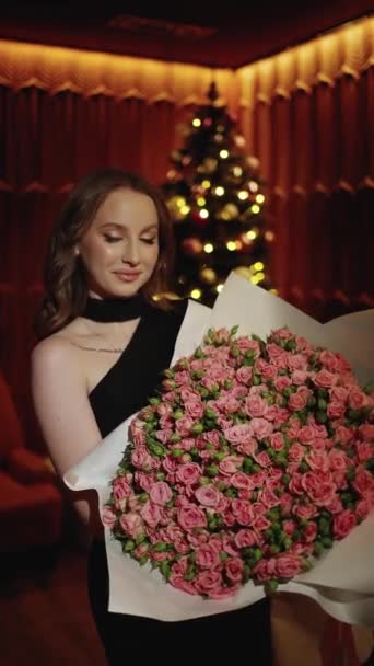 Mulher Graciosa Admirando Grande Buquê Rosas Cor Rosa Sorriso Conteúdo — Vídeo de Stock