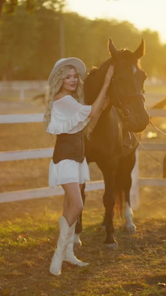 Ligação Suave Entre Mulher Cavalo Enquanto Acaricia Suavemente Ambos Envoltos — Vídeo de Stock