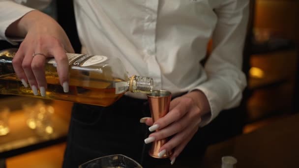 Zbliżenie Barmanów Wlewających Whisky Miedzianego Jiggera Nad Barem — Wideo stockowe