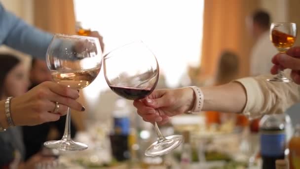 Close Captura Essência Celebração Concentrando Copo Vinho Tinto Tocando Copo — Vídeo de Stock