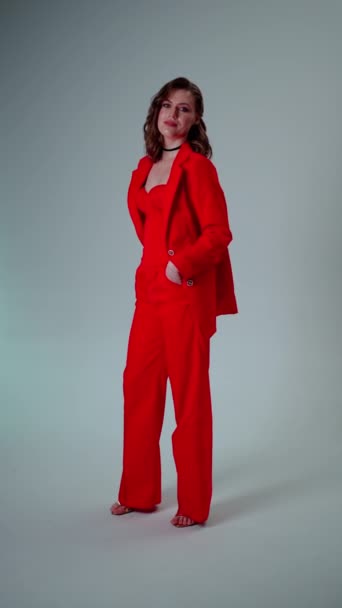 Kvinna Röd Byxor Kostym Med Klackar Självförtroende Betonar Subtil Stil — Stockvideo