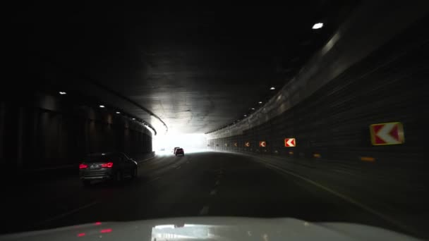 Conducir Coche Ciudad Través Amplio Túnel Movimiento Lento — Vídeos de Stock