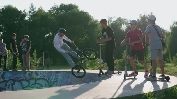 Bmx骑手在滑板公园与观众一起跳中间跳 — 图库视频影像