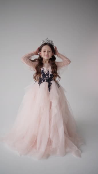 Mała Dziewczynka Dostosowuje Swoją Tiarę Nosząc Płynącą Różową Sukienkę Skomplikowaną — Wideo stockowe