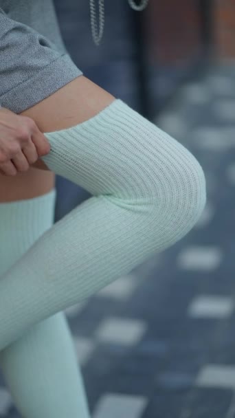 Mavi Diz Boyu Çorap Giyen Bir Kadın — Stok video