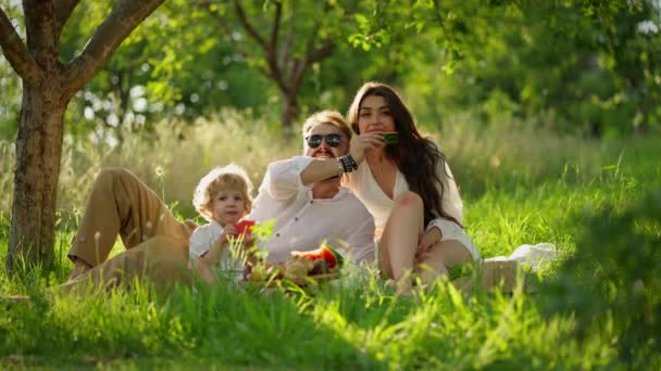 Eltern Essen Wassermelone Kind Sitzt Neben Ihnen Alle Sommerkleidung Auf — Stockvideo