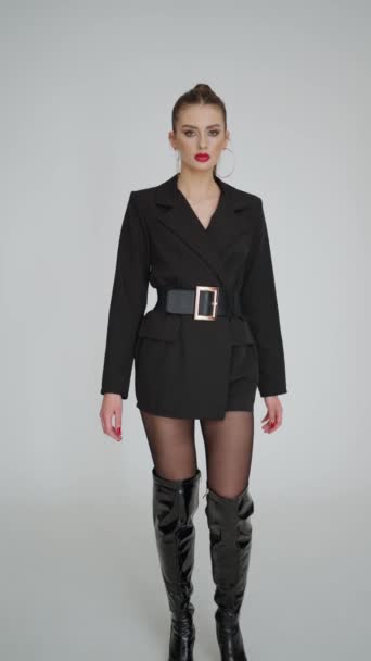 Model Präsentiert Mutige Modewahl Mit Schwarzem Blazerkleid Akzentuiert Durch Schlanken — Stockvideo