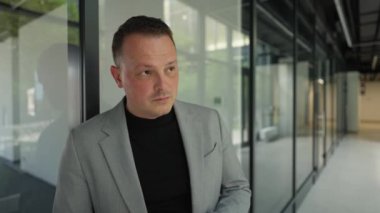Akıllı telefon elimizdeyken, modern ofis avlusunun geometrik zarafeti tarafından çerçevelenen dijital dünyada yönetici konumları özümseniyor..
