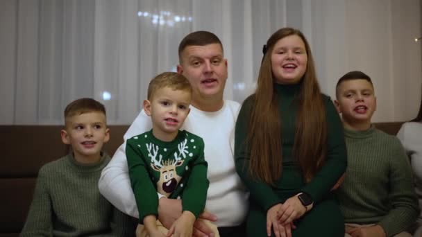 Συγκέντρωση Οικογενειών Γιορτινά Ρούχα Που Διασκεδάζουν Και Τραγουδούν Ευτυχισμένη Οικογένεια — Αρχείο Βίντεο