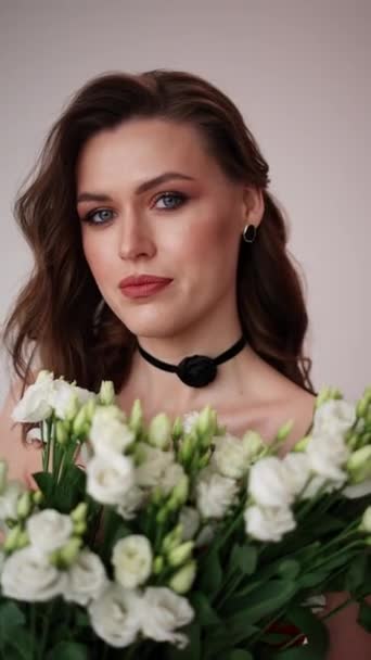 Femme Pensive Avec Bouquet Fleurs Blanches Crée Une Présence Calme — Video