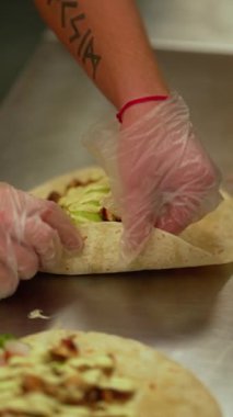 Soslu tavuk dürümü, yumuşak tortillada marul..