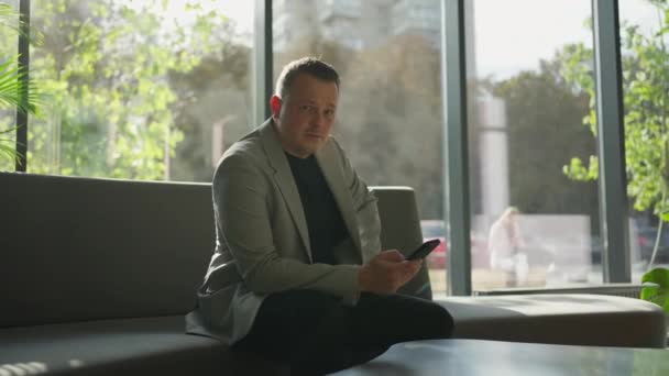Bedachtzame Professional Gaat Aan Slag Met Zijn Smartphone Zittend Een — Stockvideo