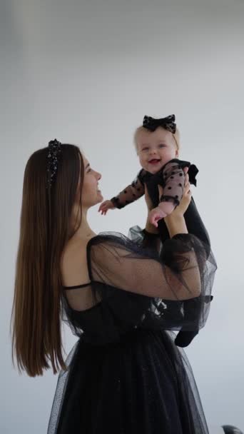 Işıltılı Siyah Elbiseli Bir Anne Olarak Çekilen Neşeli Bir Sevimli — Stok video